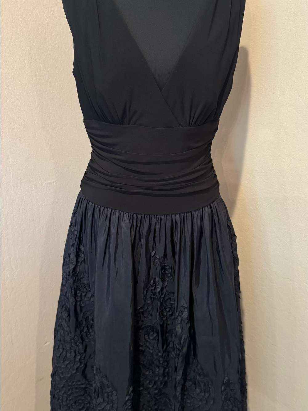 Elegant & Romantic Jessica Howard Evening Black Sleeveless V-Neck Midi Dress